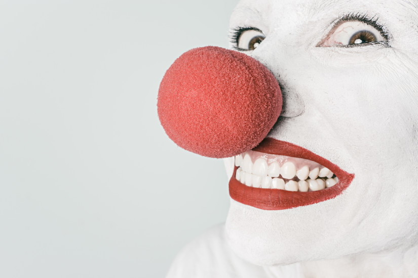 artist-circus-clown-476-825x550