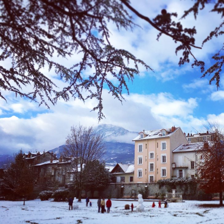 公園で遊ぶのが楽しくなる アルプス冬の雪の日 フランスアルプス 山のある生活